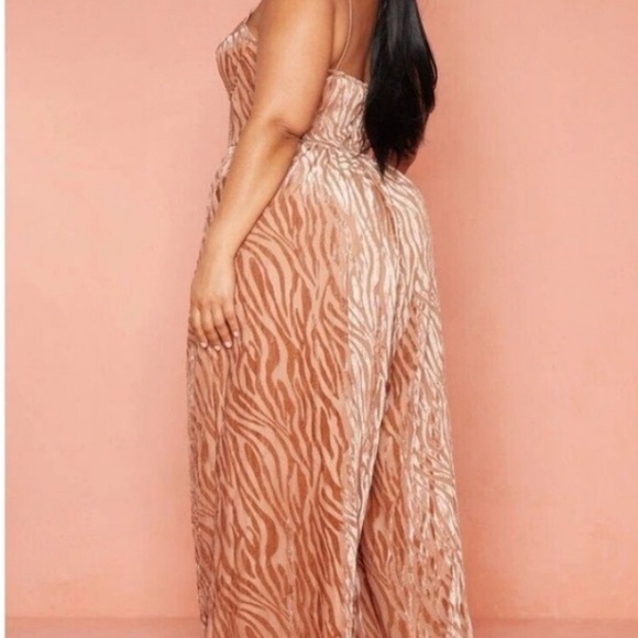 PrettyLittleThing White Jumpsuit with Sweetheart Neckline and Wide-Leg Pants - Picture 4 of 8